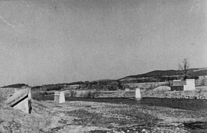 Obr. 5a Veselá-1946-stavba pilířů nového mostu.jpg