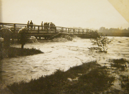 Dřevěný veselský most během povodně r. 1940.JPG